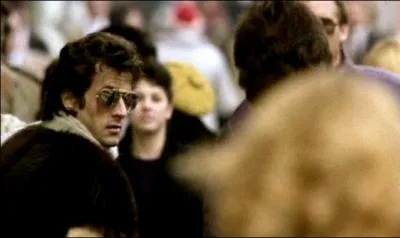 Dans ce film o il est question de danse, Sylvester Stallone se fait bousculer dans la rue par John Travolta. De quel film s'agit-il ?
