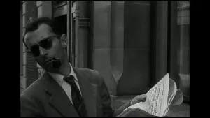 Dans ce film, le hros tue un policier suite  un vol de voiture. Il sera ensuite recherch pour ce crime. Jean-Luc Godard, le ralisateur, apparat comme un indicateur. De quel film s'agit-il ?