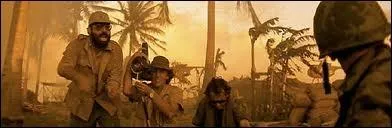 Dans ce film, Francis Ford Coppola (sur la gauche) joue un dirigeant d'une quipe de tlvision qui incite les soldats  ne pas regarder la camra. De quel film s'agit-il ?