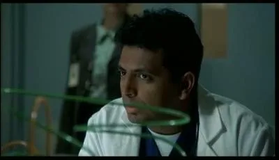 Dans ce film o le hros peut voir des gens qui sont morts, M. Night Shyamalan incarne un mdecin. De quel film s'agit-il ?