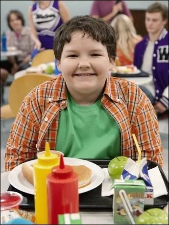 Et comment s'appelle celui qui est amoureux d'Olive qui est aussi le g�nie de l'informatique ?