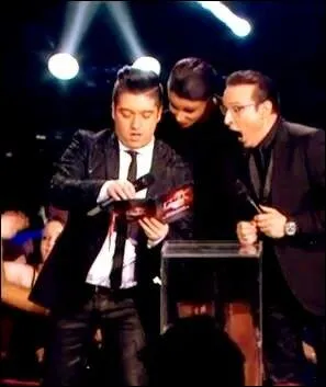 Sur cette photo, qui annonce-t-elle aux NMA 2013 ? (chanteur)