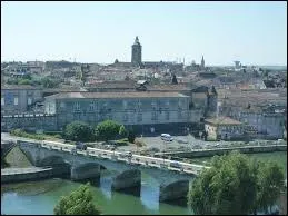 La ville de Cognac ( Charente ) est chef-lieu ...