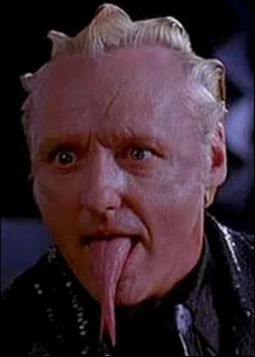 En 1993, il joue dans l'adaptation cinmatographique du jeu  Super Mario Bros.  . Mais quel rle y incarne-t-il ?