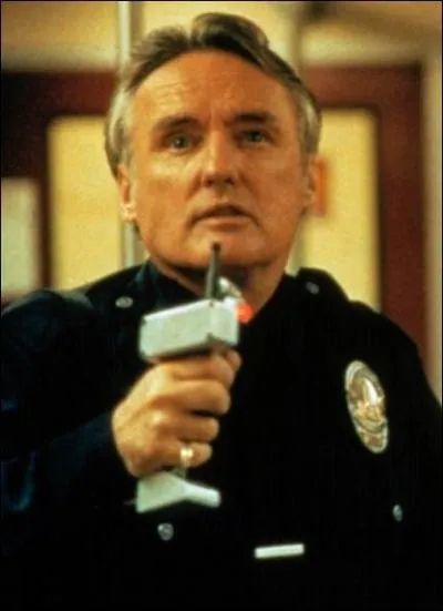 En 1994, Hopper enchane en jouant le mchant dans  Speed  de Jan DeBont. Grce  quoi Jack (Keanu Reeves) se rend-il compte que Howard Payne (Hopper) est un ancien flic ?