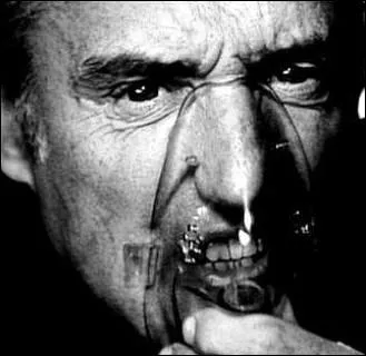 C'est David Lynch qui lui permet de revenir sur le devant de la scne, en 1986, avec le rle de Frank Booth, un dangereux psychopathe pervers, dans :