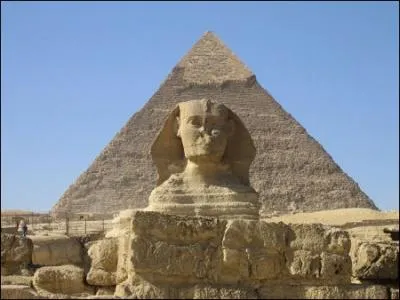 Dans quel pays cette pyramide est-elle situe (oh, mais je crois bien qu'elle a le bout du nez cass ! ) ?