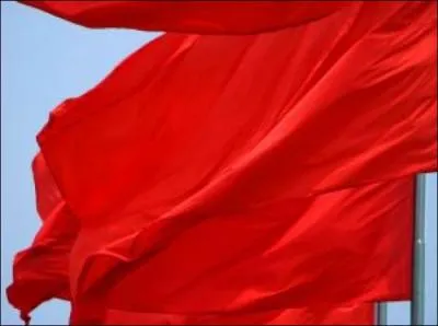 ''Accroche à ton coeur un morceau de chiffon rouge 
Une fleur couleur de sang 
Si tu veux vraiment que ça change et que ça bouge 
Lève-toi car il est temps''