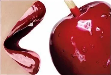 ''Savoure-toi savoure-moi 
Savoure le rouge mon amour 
Si je dessinais sur toi des serpents 
Des serpents en argent, tu voudras voir des marais de sang 
Et cultiver la flore de mes mouvements''