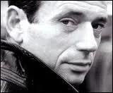 ''La butte rouge, c'est son nom, l'baptême s'fit un matin
Où tous ceux qui grimpaient roulaient dans le ravin
Aujourd'hui y'a ----- , il y pousse ----- 
Qui boira ------ , boira l'sang des copains''