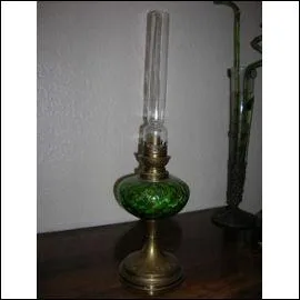 Nous, en France, nous n'en avons pas, mais nous avons des ides. Ceci tant, il en faut pour faire fonctionner cette lampe. Comment s'appelle-t-elle, d'ailleurs ?