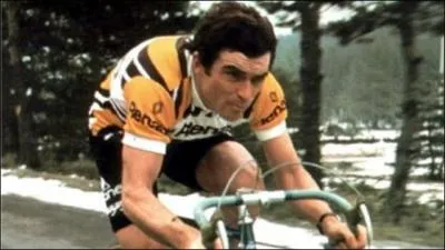 Le 23 juillet, Bernard Hinault remporte son premier  Tour de France  cycliste. Combien de fois le gagnera-t-il, au total ?