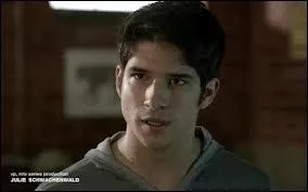 Dans l'pisode 10 de la saison 2, qui tire sur Scott ?