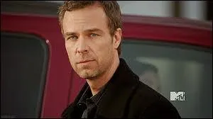 Comment s'appelle l'acteur qui joue Chris, le pre d' Alyson ?