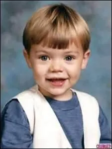 Qui est ce petit garon sur cette photo ?