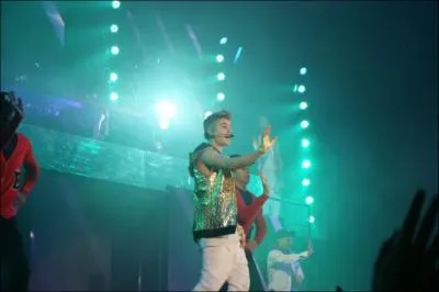 Comment s'appelle sa tourne (2013) ?