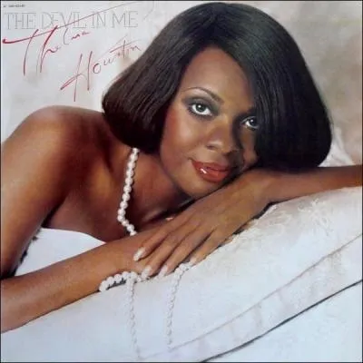 Des annes plus tt, une homonyme de la prcdente, Thelma Houston, nous fit profiter d'un air disco qui allait enflammer la plante !