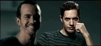 ''De l'ombre ou de la lumière 
Lequel des deux nous éclaire ? 
Je marche vers le soleil 
Dans les couleurs de l'hiver''