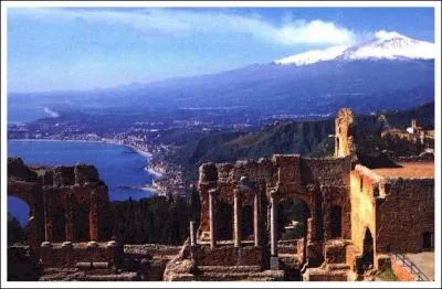 Que transportent, en pleine nuit, les h�ros du  Grand bleu  dans les rues de Taormina ?