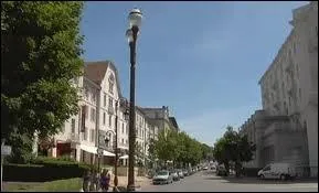 Nous partons en Lorraine,  Vittel ( Vosges ), o la ville est chef-lieu ...