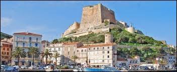 Nous commenons par un petit tour en Corse,  Bonifacio ( Corse-du-Sud ). Cette ville est chef-lieu ...