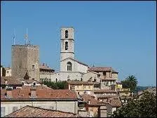 Nous partons  Grasse ( Alpes-Maritimes ). Elle est chef-lieu ...