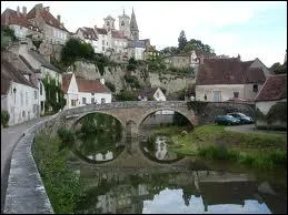 La ville de Smur-en-Auxois ( Cte-d'Or ) est chef-lieu ...