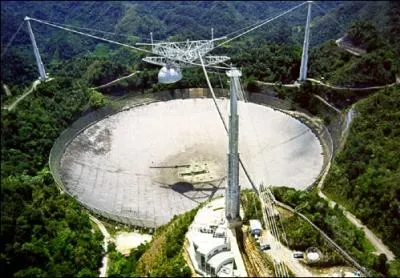 O se trouve le plus grand radiotlescope du monde, celui d'Arecibo, install dans le cratre d'un volcan ?
