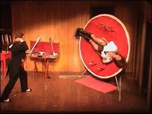 Comment s'appelle cet artiste, dont la compagne, souvent sa partenaire, a intrt  avoir du sang-froid ?