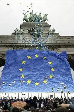 Le 1er janvier de cette anne-l, l'Espagne et le Portugal sont entrs dans l'Europe qui compte alors 12 membres. Aujourd'hui (1er mai 2013) combien en compte-t-elle ? .