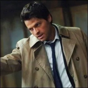 Dans la saison 8,  qui Castiel tente-t-il de parler pour avoir des informations ?