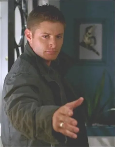 Lorsque Sam trouve une patte de lapin puis la perd et que la chance se met  tourner, Dean parvient  le sauver avec une tlcommande ! Pour quel hros se prend-il ?