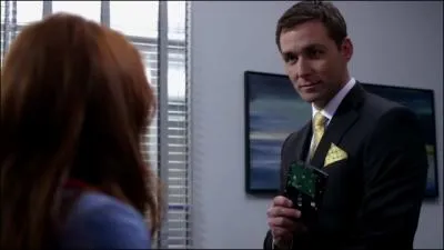 Pourquoi Charlie refuse-t-elle de draguer le garde pour entrer dans le bureau de Dick Roman ?