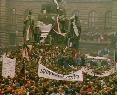 Quel est l'autre nom de la  Rvolution douce  de 1989 qui prcipita la chute du Parti communiste tchcoslovaque ?