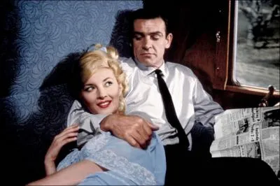 La formule  Bons baisers de ...  , n'a pas inspir que les auteurs de cartes postales. Quel est le titre de ce James Bond de 1963 ?