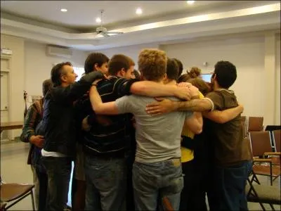 On appelle ainsi des baisers collectifs ou de retrouvailles, un peu exubrants .