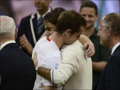 Ce baiser, qui n'en est pas un, est un geste de respect et de fraternit, qui consiste  prendre l'autre dans ses bras. Quel est son nom, homonyme aussi d'un signe mathmatique ?