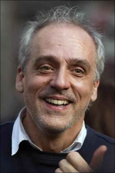 Ce sympathique garon, qui s'est prsent aux lections prsidentielles de 2012, porte le nom d'un petit bisou dans le sud-ouest. Quel est son nom ?