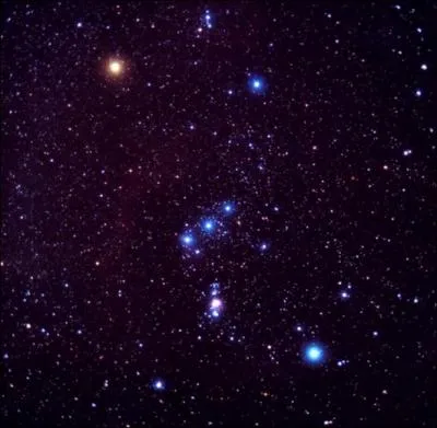 Dans quelle constellation se trouve une des rares nbuleuses visibles  l'il nu ?