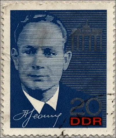 Comment s'appelle le premier cosmonaute sovitique  tre sorti dans l'espace, le 18 mars 1965 ?