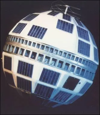 Comment s'appelait le premier satellite de tlcommunications lanc par les Amricains en 1962 ?