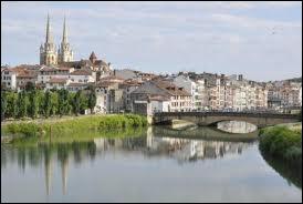 Nous commenons cette nouvelle srie par une visite de Bayonne ( Pyrnes-Atlantiques ) Cette ville est chef-lieu ...