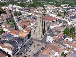 La ville de Bressuire ( Deux-Svres ) est chef-lieu ...