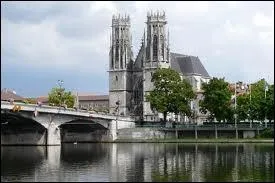 Nous partons en Lorraine,  Pont--Mousson ( Meurthe-et-Moselle ). Cette ville est chef-lieu ...