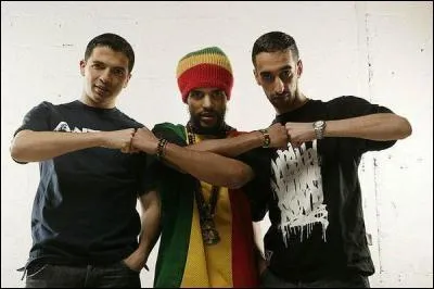 ''Ce s'rait mentir si j'dirais qu'c'est pareil 
Déjà j'suis moins sur la paille 
Et j'suis sorti d'mon trou''