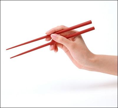 Quand on met la table, on met toujours la fourchette  gauche et le couteau  droite. Mais comment font-ils au Japon avec des baguettes ?