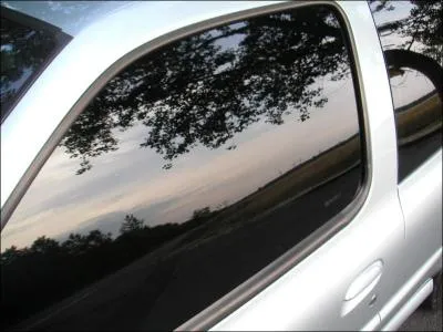 Est-ce que tout le monde me voit si je pose une vitre teinte  l'envers ?