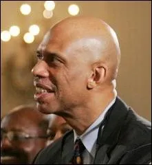 Qui est ce joueur qui est actuellement meilleur marqueur de l'histoire de la NBA ?