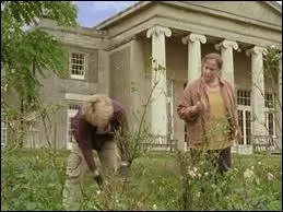 Dans cette affaire de parterres de rosiers qui se meurent dans le parc d'un pensionnat pour jeunes garons,  quoi Laura va-t-elle faire face ?