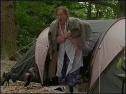 Alors que le propritaire du manoir dont elle rnove le jardin les a invites  demeurer chez lui, laquelle des deux jardinires a l'ide farfelue d'acqurir une tente pour dormir prs de la rivire ?